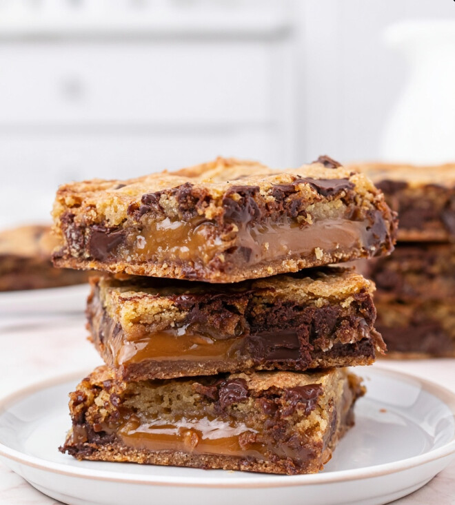 Gooey Low-Carb Caramel Chocolate Chip Cookie Bars